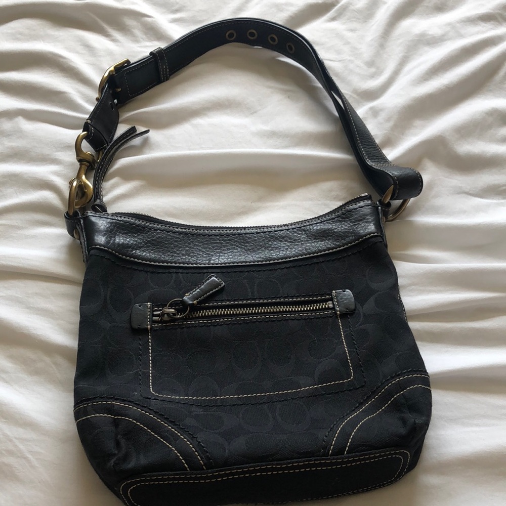 VINTAGE COACH SHOULDER BAG! This bag is gorgeous love that vintage look!